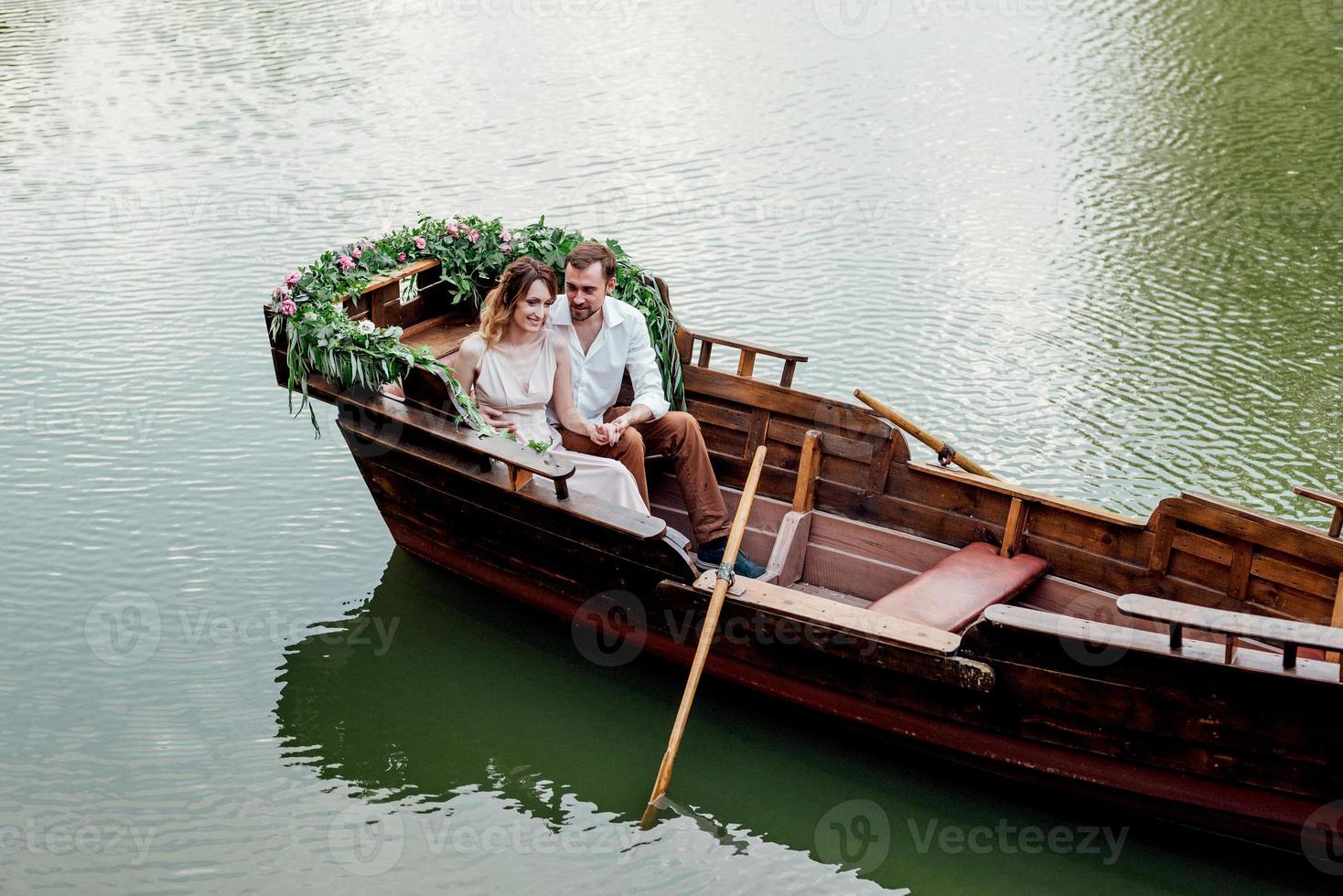 une promenade en bateau pour un mec et une fille le long des canaux et des baies de la rivière photo