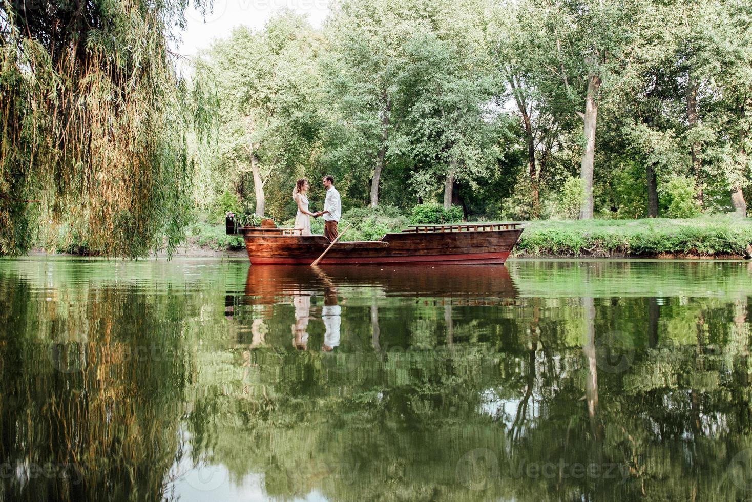 une promenade en bateau pour un mec et une fille le long des canaux et des baies de la rivière photo
