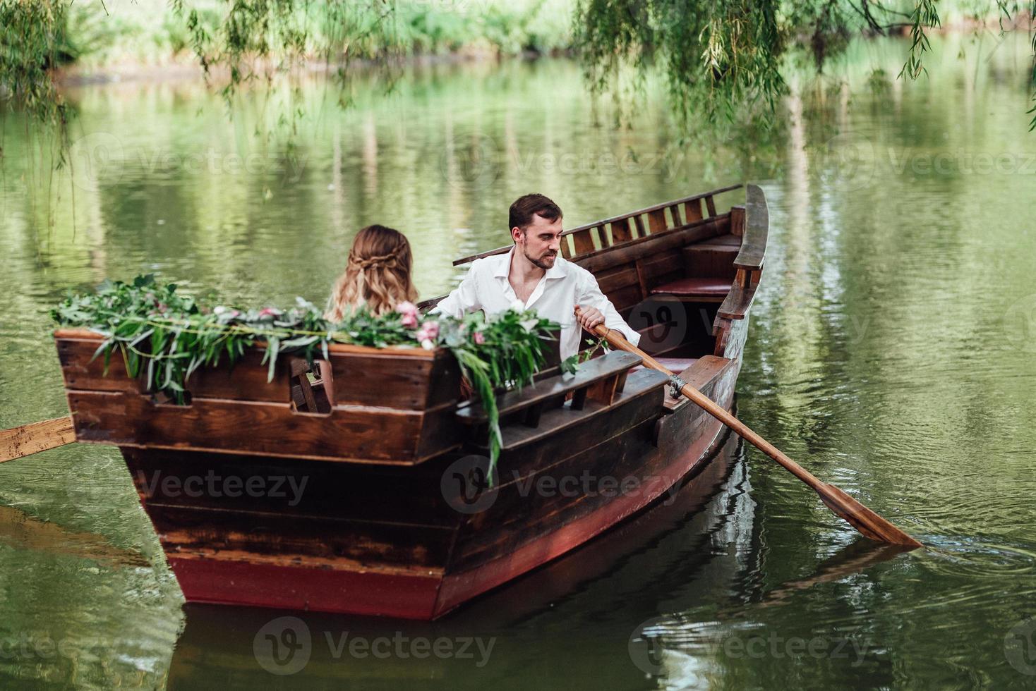 une promenade en bateau pour un mec et une fille le long des canaux et des baies de la rivière photo