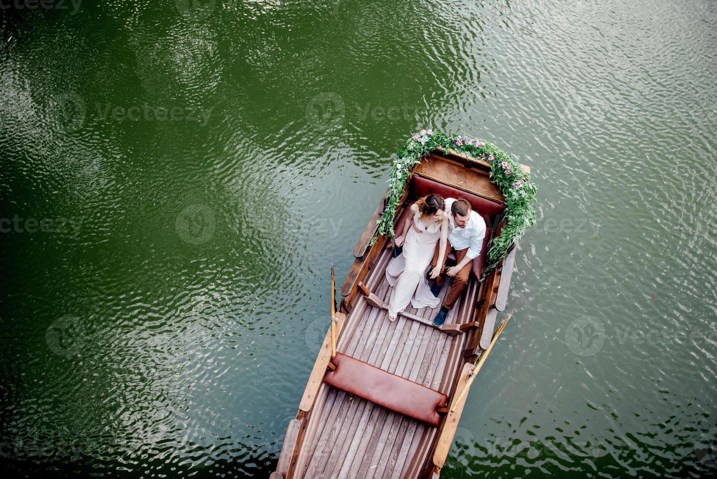 une promenade en bateau pour un mec et une fille le long des canaux et des baies de la rivière photo