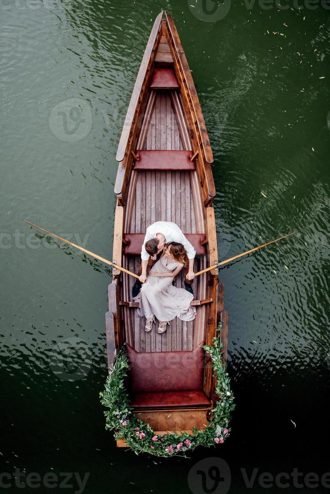 une promenade en bateau pour un mec et une fille le long des canaux et des baies de la rivière photo