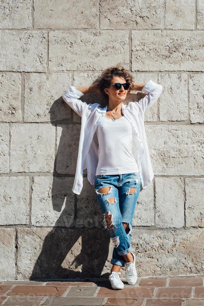 jeune fille marchant dans les vieilles rues de l'europe photo