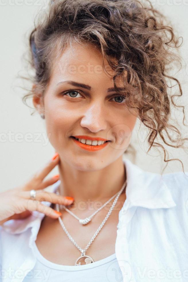 jeune fille marchant dans les vieilles rues de l'europe photo