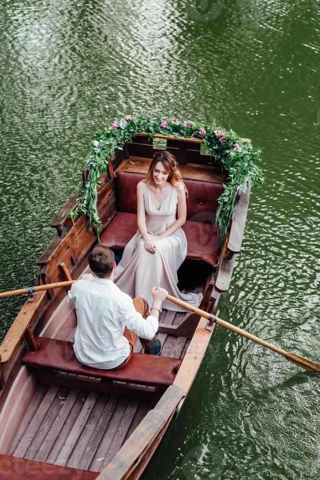 une promenade en bateau pour un mec et une fille le long des canaux et des baies de la rivière photo