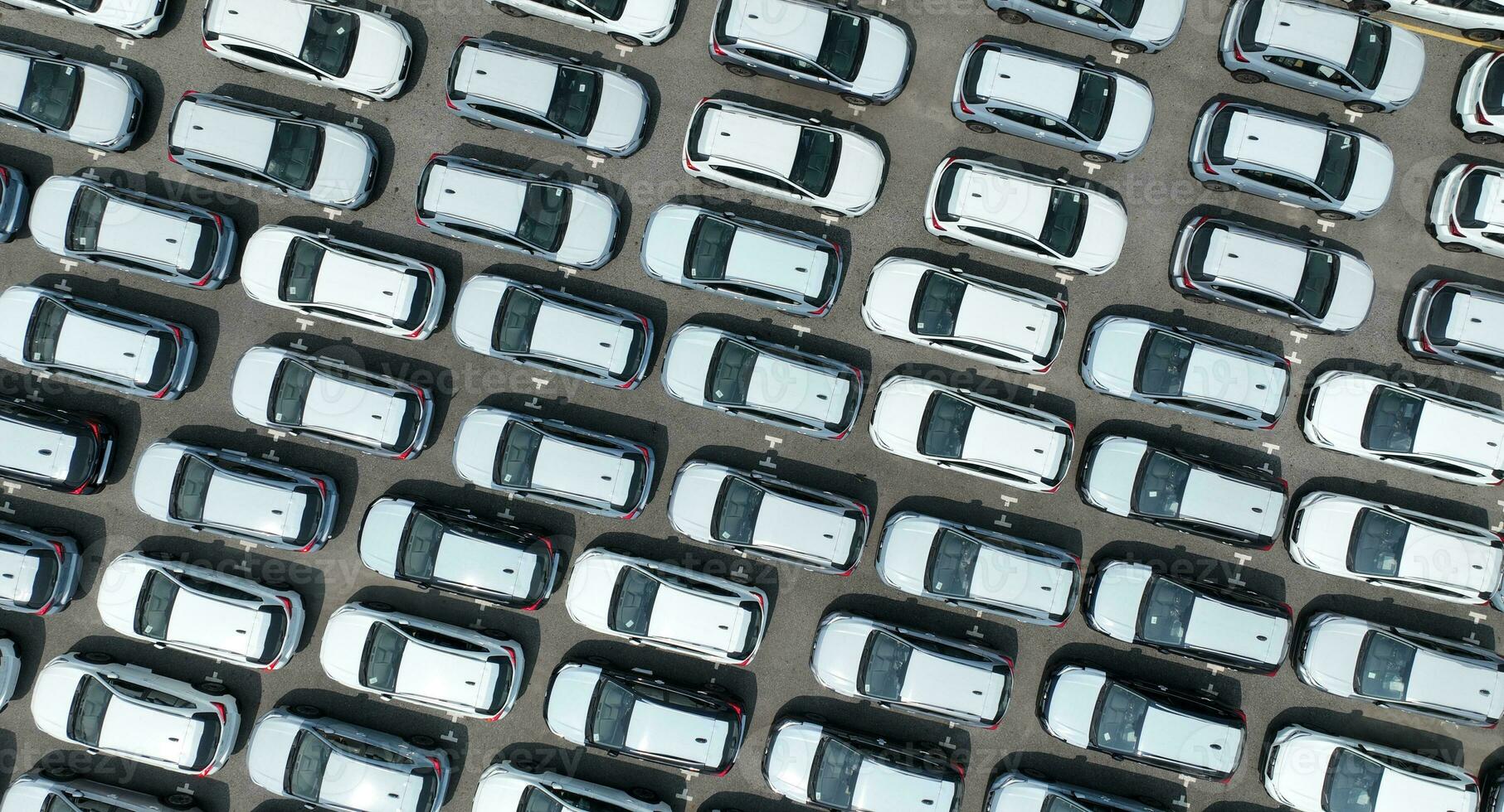 vue aérienne du stock de voitures neuves sur le parking de l'usine. voir ci-dessus les voitures garées dans une rangée. industrie automobile. entreprise de logistique. importer ou exporter des voitures neuves à l'entrepôt. grand parking au terminal portuaire photo