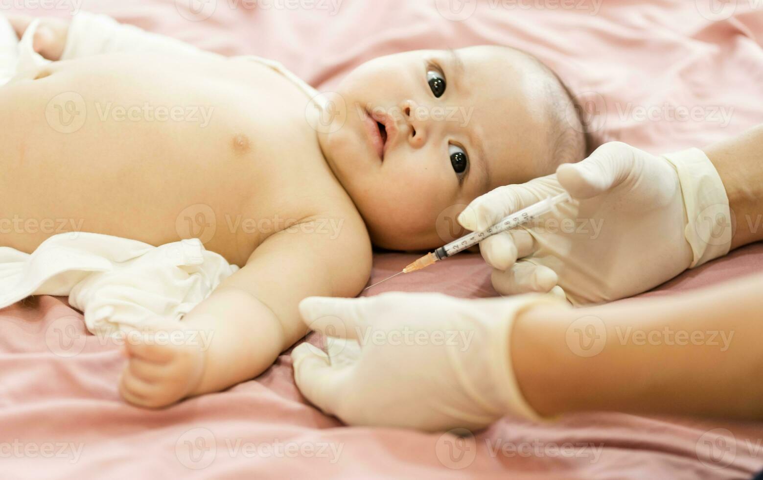 portrait de une bébé étant vacciné par une médecin photo