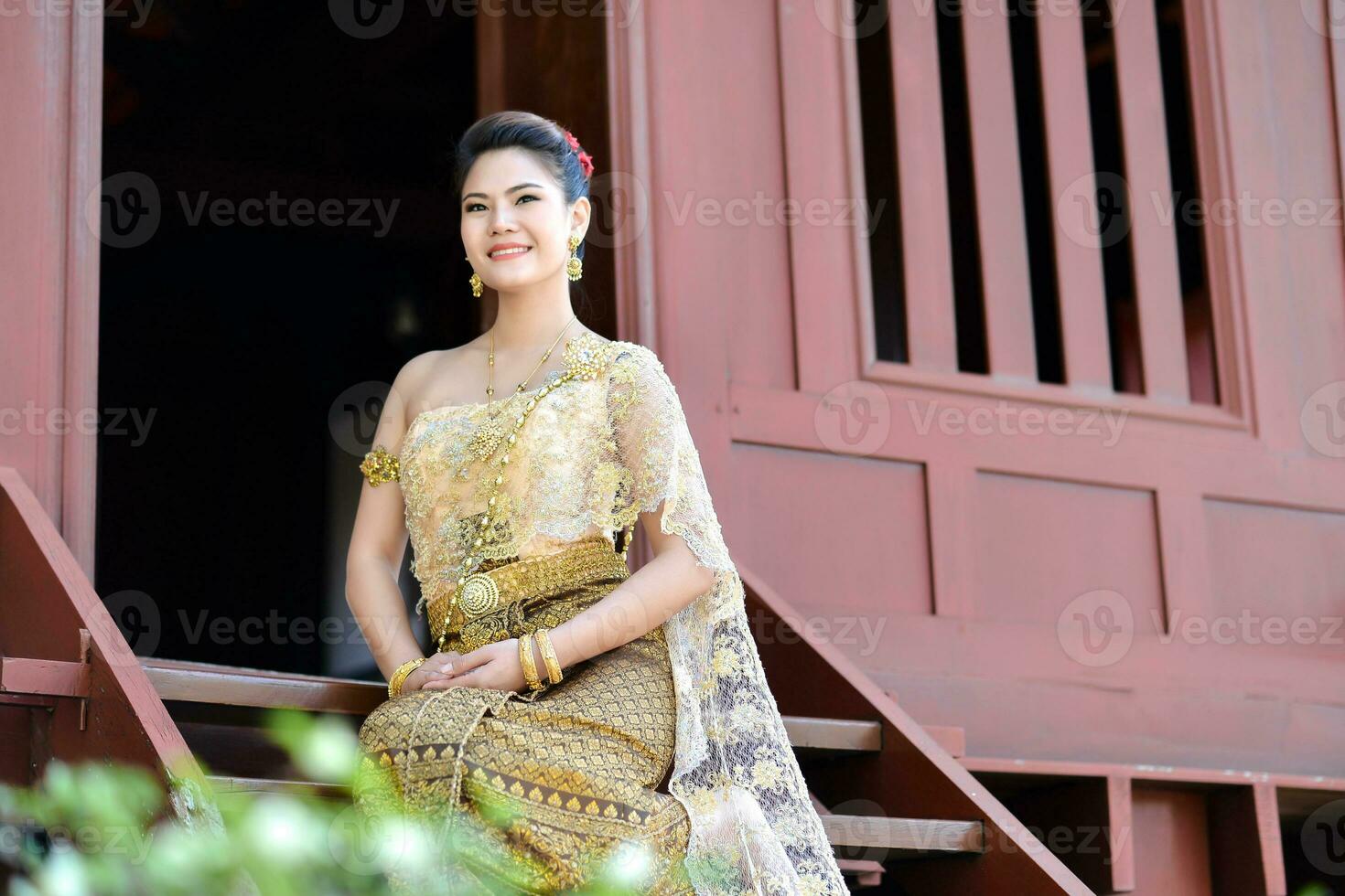 belle fille thaïlandaise en costume traditionnel thaïlandais photo