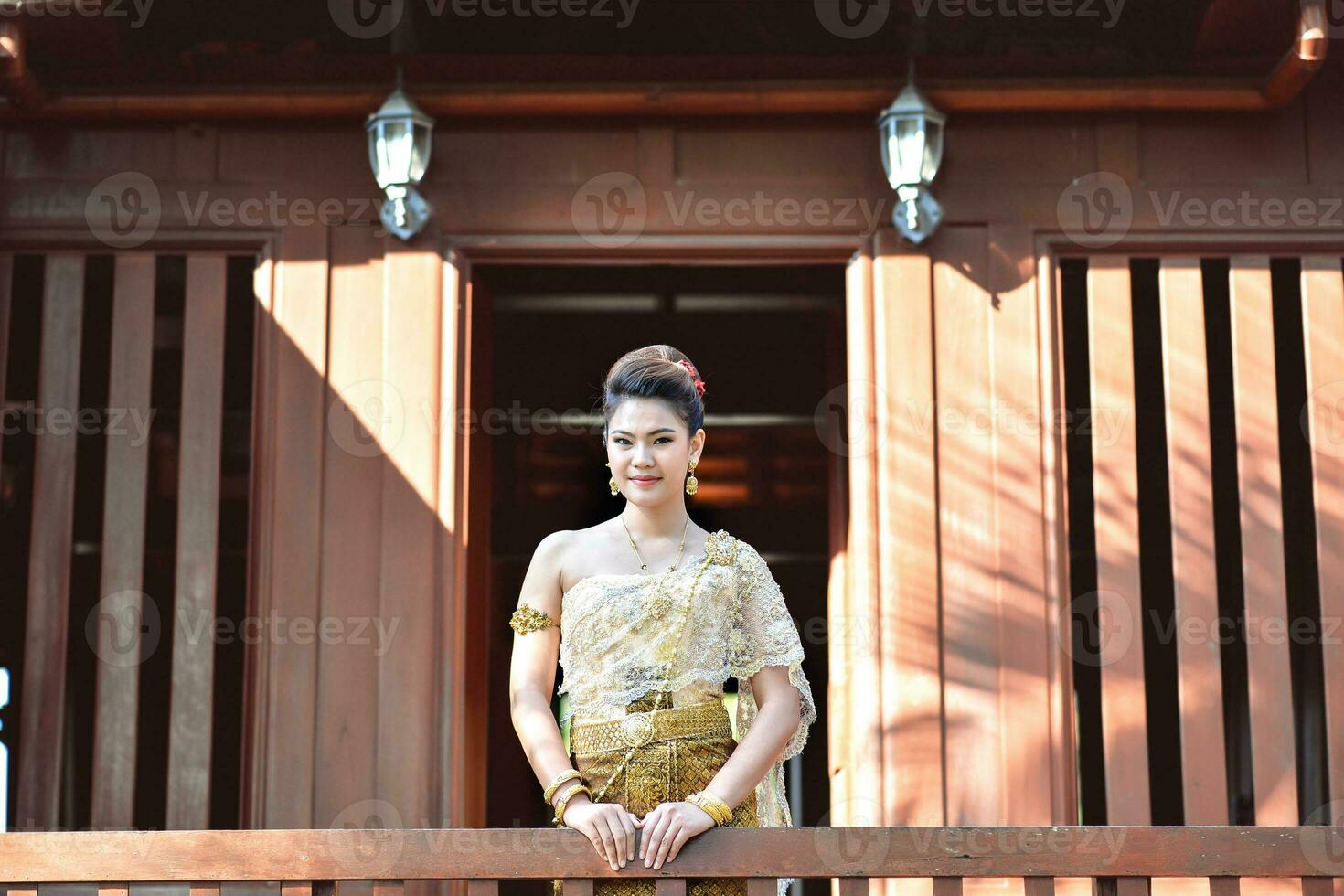 belle fille thaïlandaise en costume traditionnel thaïlandais photo