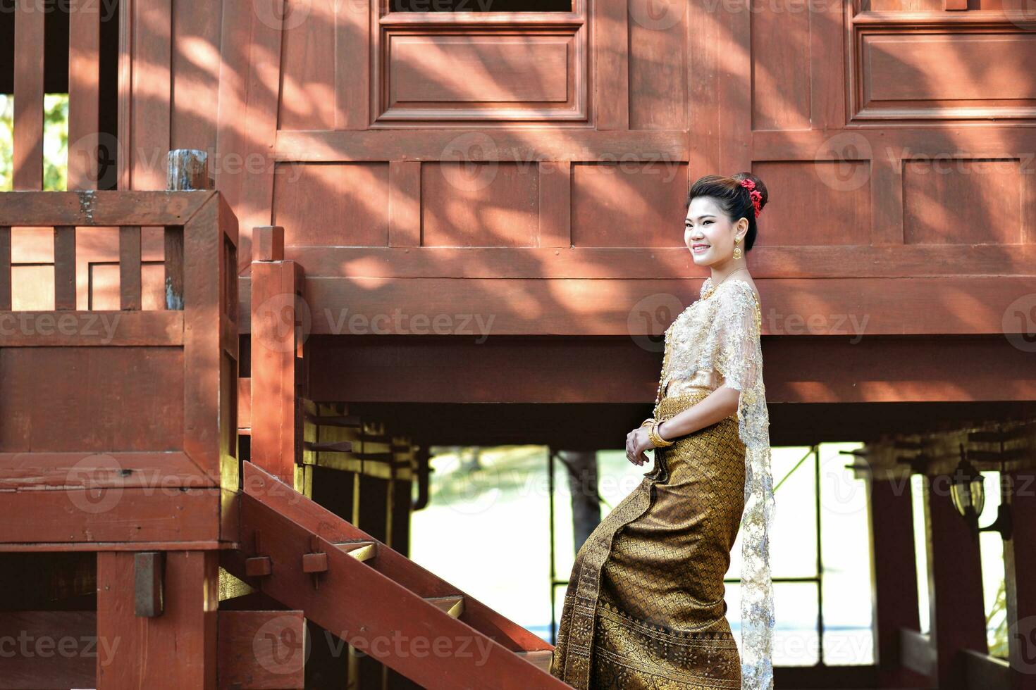 belle fille thaïlandaise en costume traditionnel thaïlandais photo