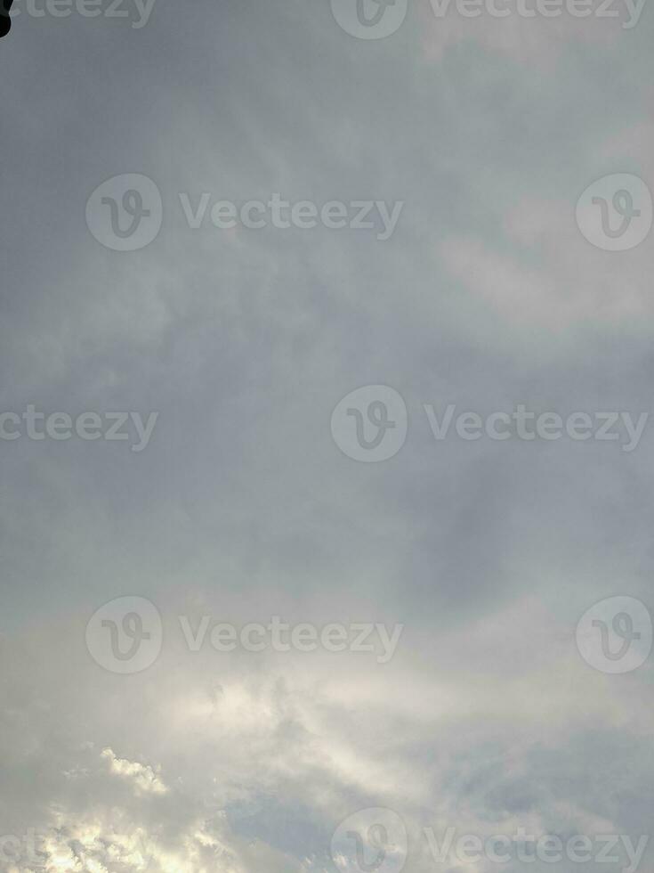 blanc des nuages sur le bleu ciel parfait pour le Contexte photo