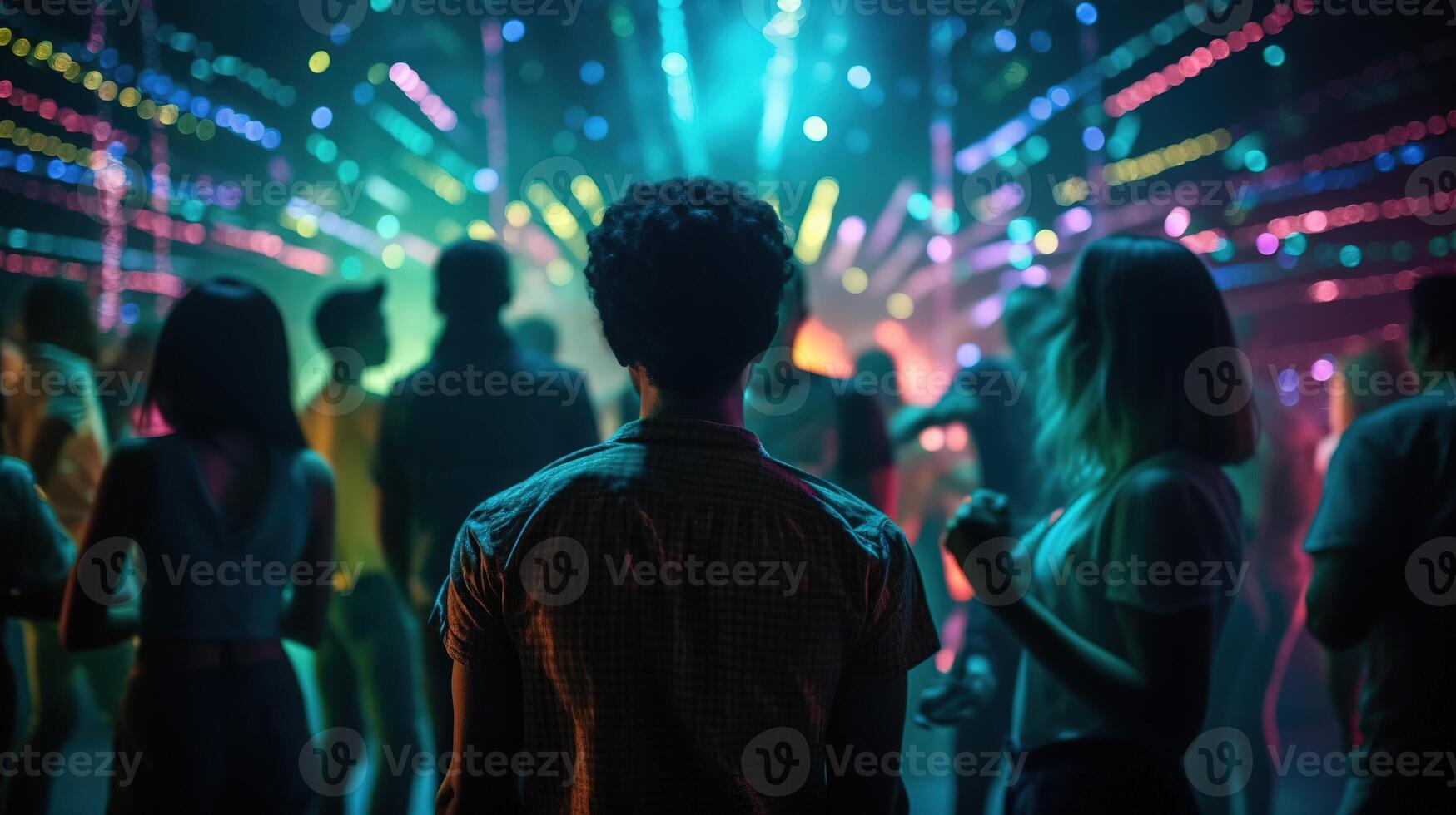 vie nocturne dans plein balançoire. une bondé disco club avec mains dans le air. génératif ai photo