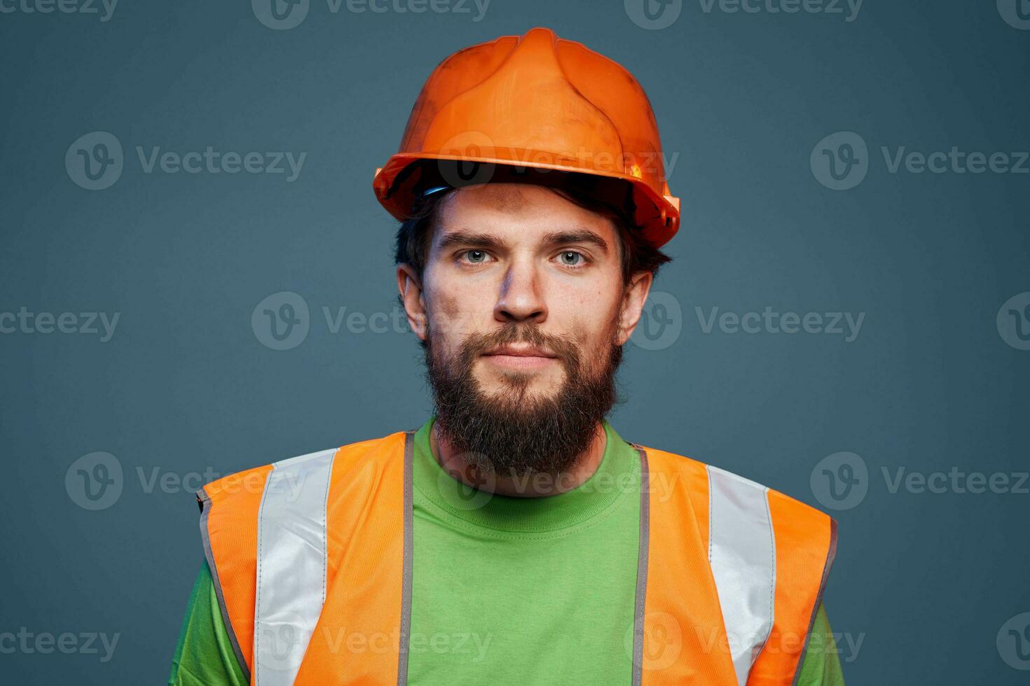 ouvrier homme construction ingénieur uniforme sécurité tondu vue photo