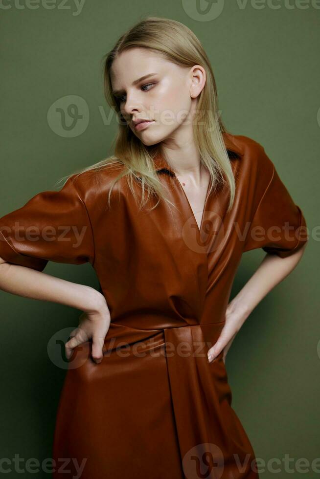 mode élégant blond Jeune femme en portant mains sur taille sérieusement regards à caméra. cool offre pour revente places de marché photo