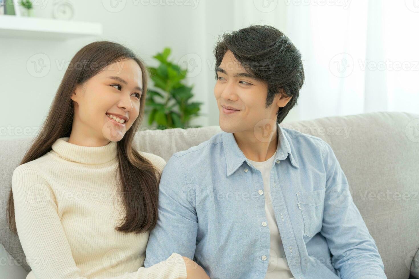 asiatique couple sourire et content à la recherche chaque autres yeux, câlin, chaud câlins, adolescents premier aimer, marié couple, chaud famille. mari et épouse dans l'amour donc amusement dans Nouveau ans veille ou Valentin journée photo