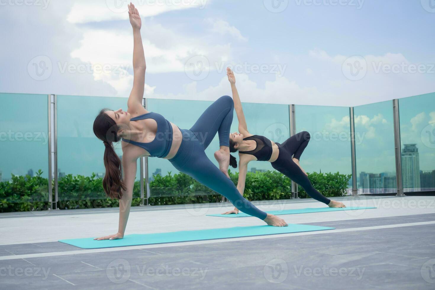 femme mince pratiquant le yoga sur le balcon de son condo. femme asiatique faisant des exercices le matin. équilibre, méditation, relaxation, calme, bonne santé, heureux, détente, concept de mode de vie sain photo