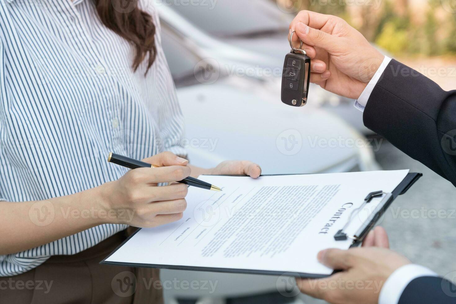 louer, louer une voiture, vendre, acheter. le concessionnaire envoie le contrat et les clés de la voiture au nouveau propriétaire pour signature. vente, pret credit financier, location vehicule, assurance, location, vendeur, concessionnaire, mensualite, entreprise d'entretien automobile photo