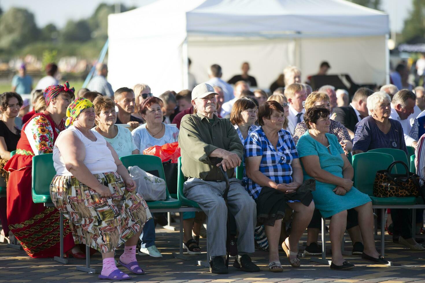 08 29 2020 Biélorussie, lyaskovichi. fête dans le ville. russe village gens à une été concert. photo