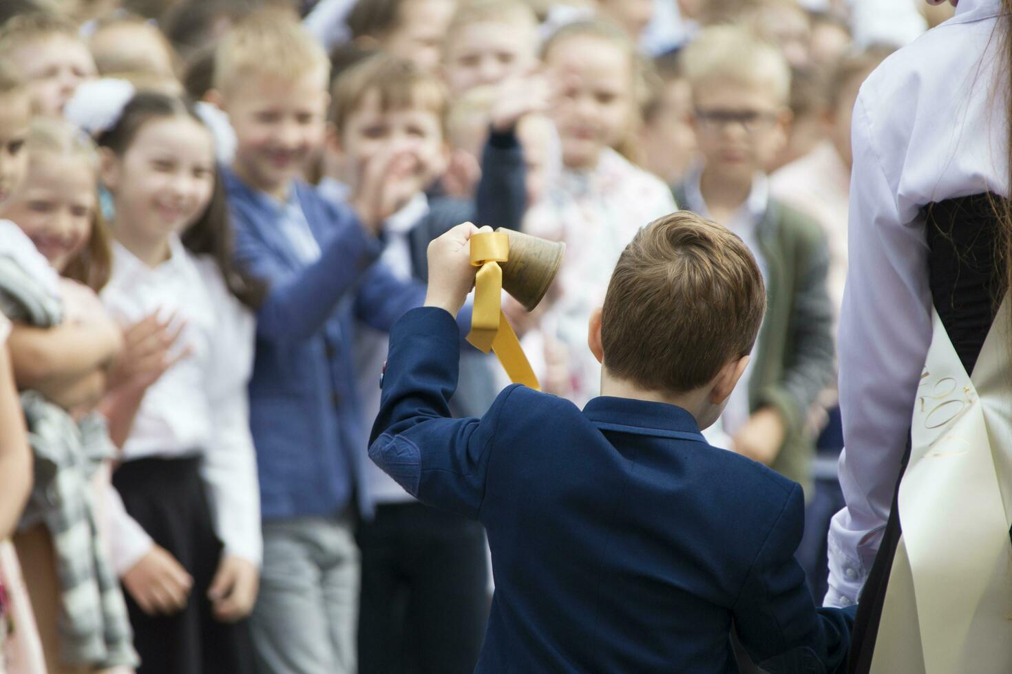 Biélorussie, Gomel, mai 30, 2019 l'obtention du diplôme à école et dernier cloche. écolier garçon anneaux le cloche. photo