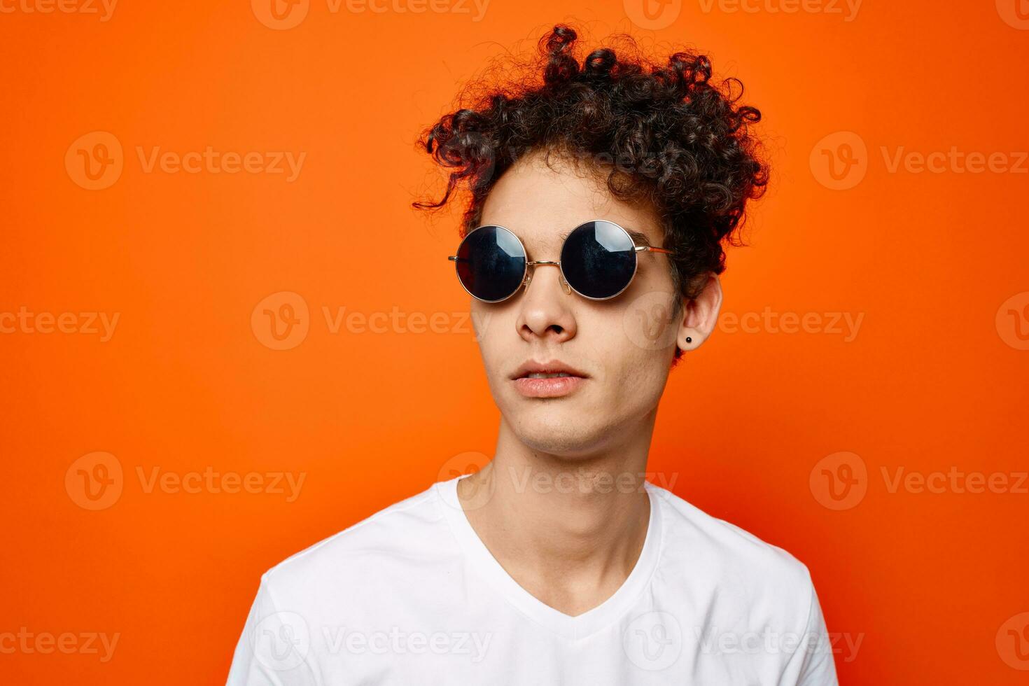 Beau homme avec bois de chauffage cheveux des lunettes de soleil mode gros plans photo