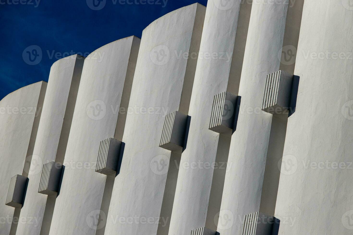 intéressant original éléments de le balcons dans le blanc bâtiment photo
