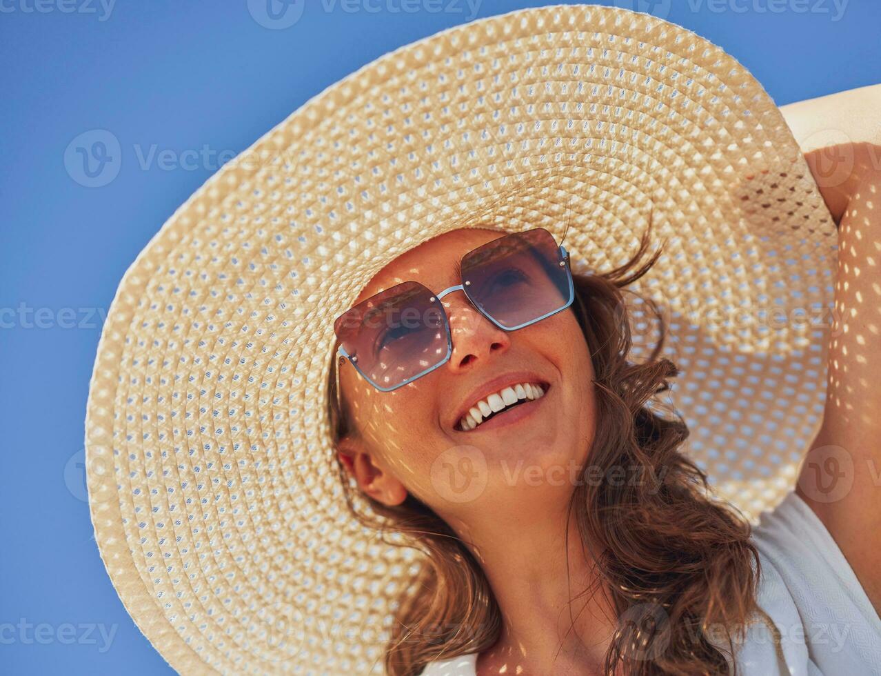 image de Jeune femme dans chapeau plus de bleu ciel photo