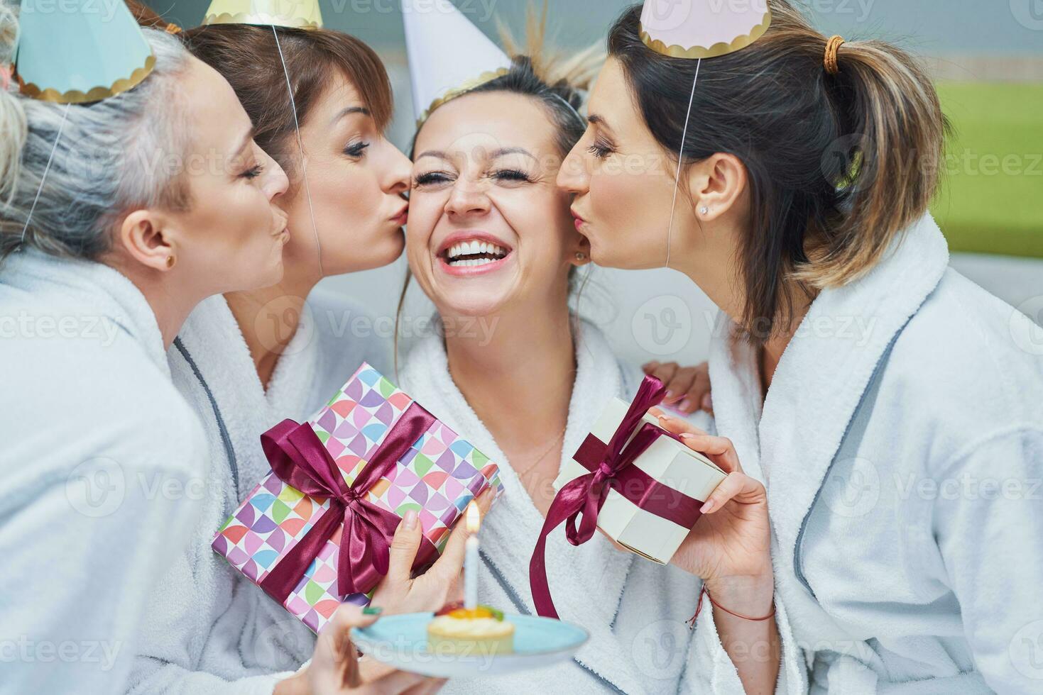 image de quatre les filles dans peignoir de bain ayant spa anniversaire fête photo