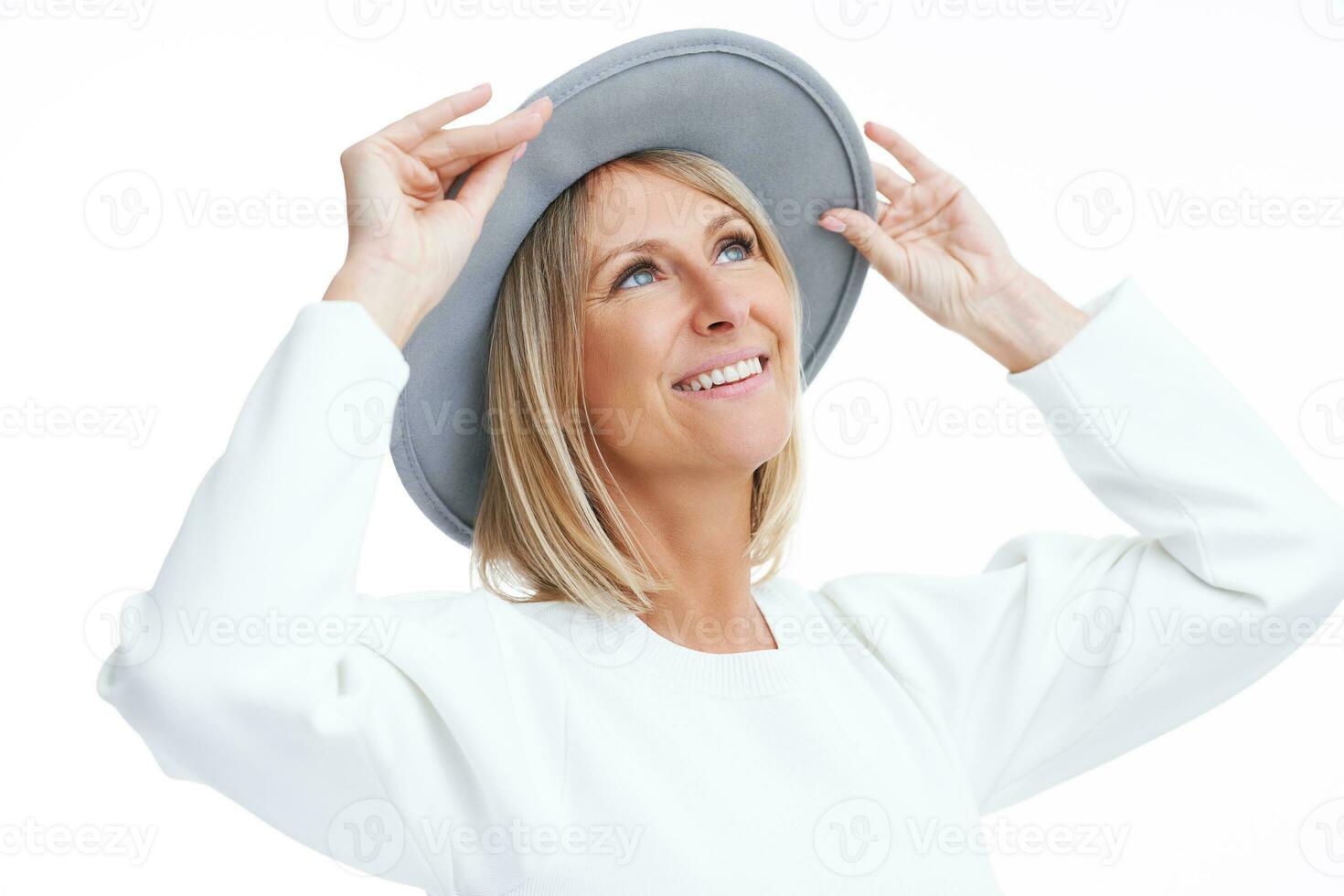 image de blond femme isolé plus de blanc Contexte portant chapeau photo