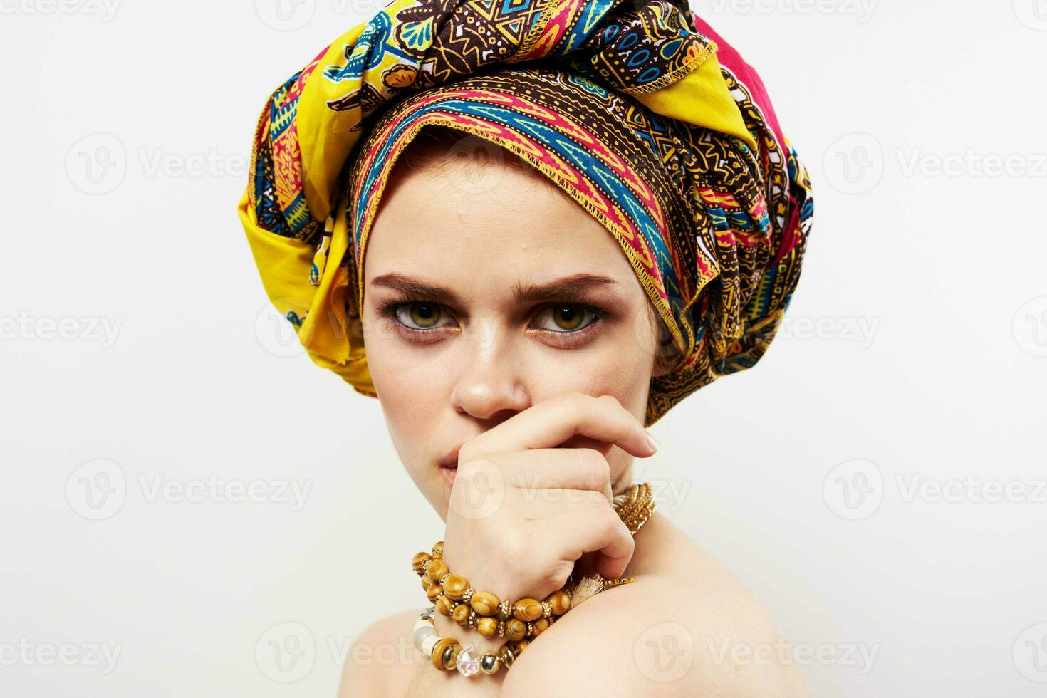 de bonne humeur jolie femme multicolore turban africain style fermer photo