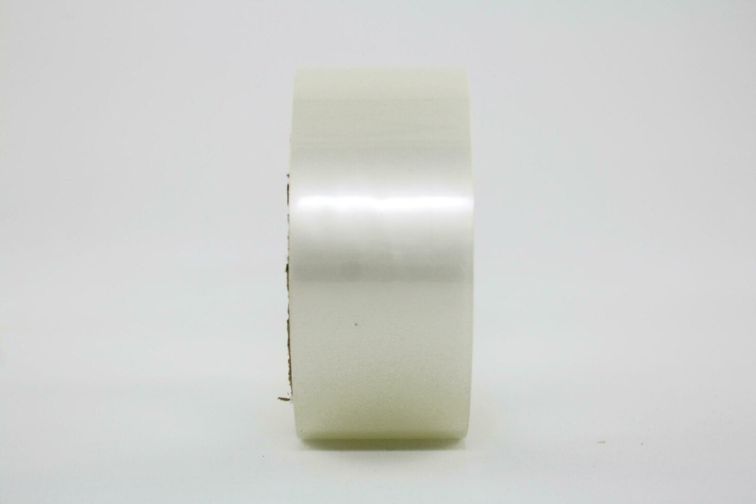 rouleau de adhésif ruban isolé sur blanc Contexte photo