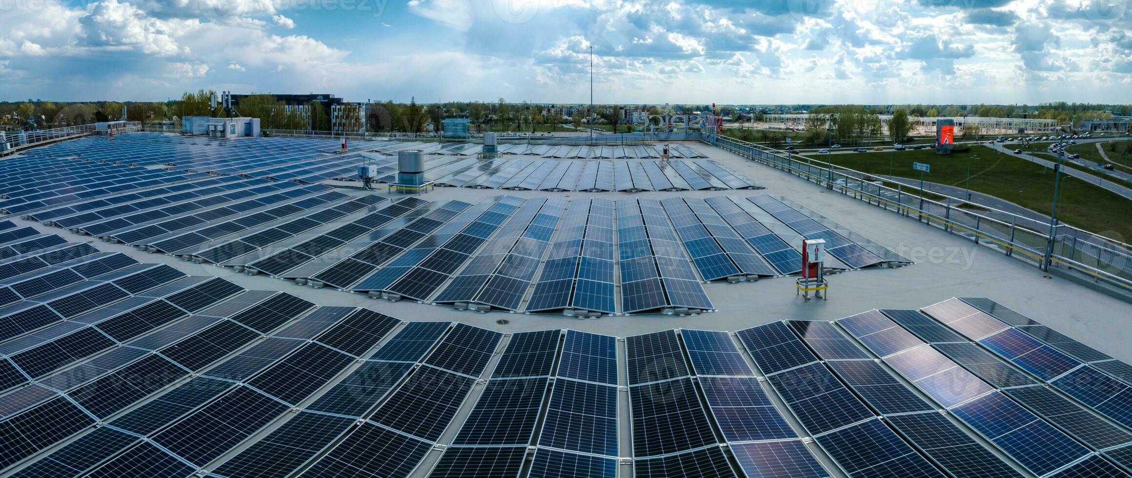 fermer de solaire cellule ferme Puissance plante éco technologie. photo