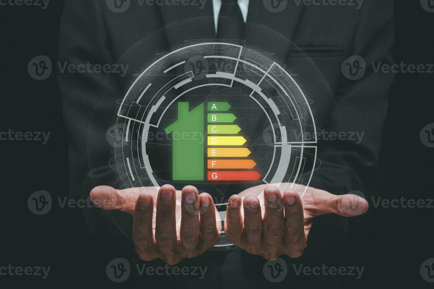 la personne main en portant maison icône avec énergie Efficacité échelle image sur bleu bokeh arrière-plan, concept de écologique et bio énergique maison. énergie classe. photo