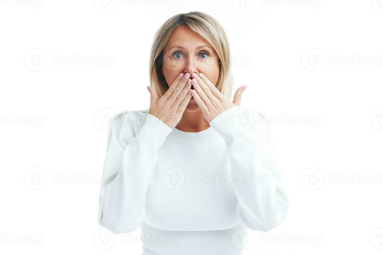 image de surpris blond femme isolé plus de blanc Contexte photo