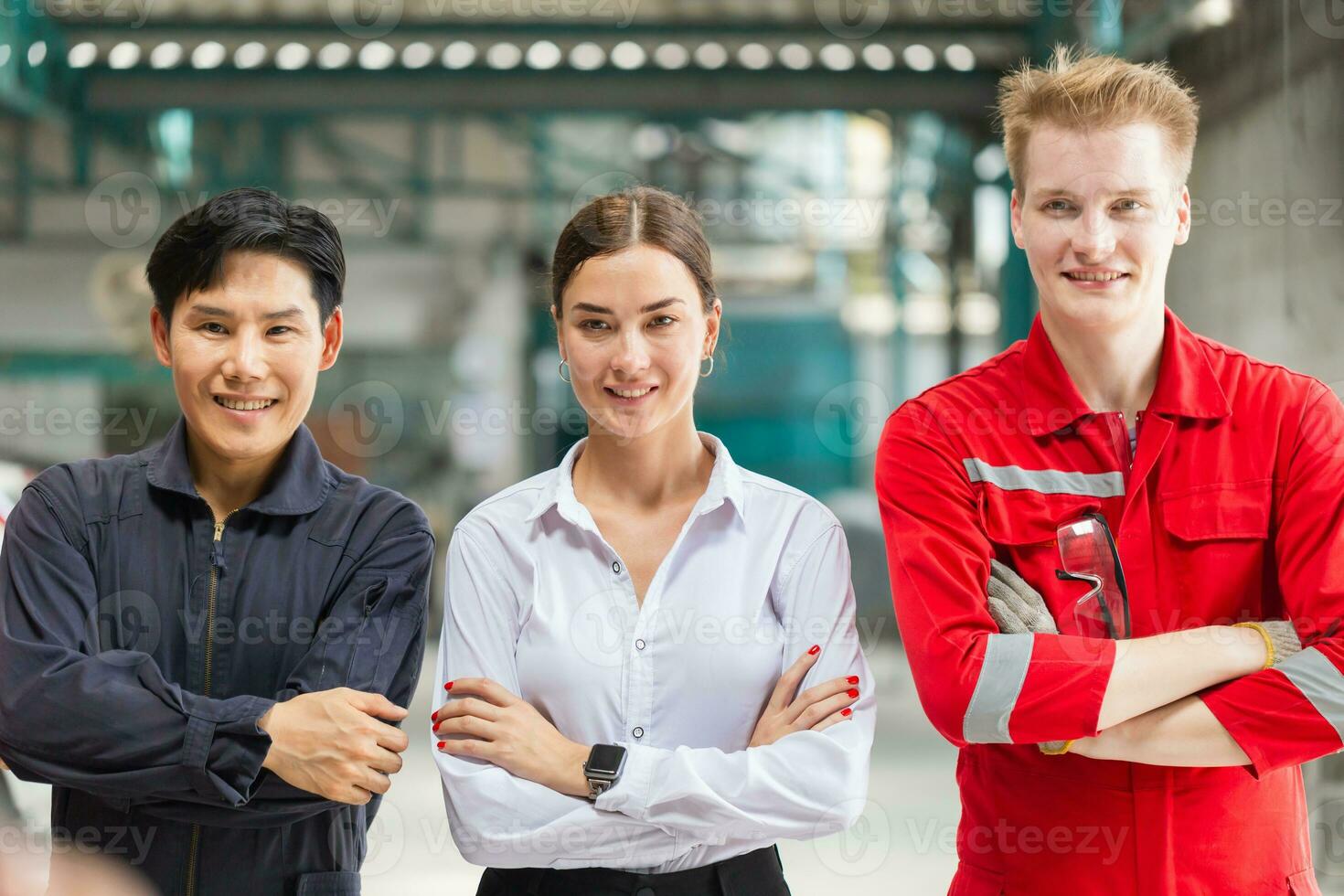 gestionnaires et auto mécanicien équipe permanent avec bras franchi dans une réparation garage, voiture réparation et entretien concepts photo