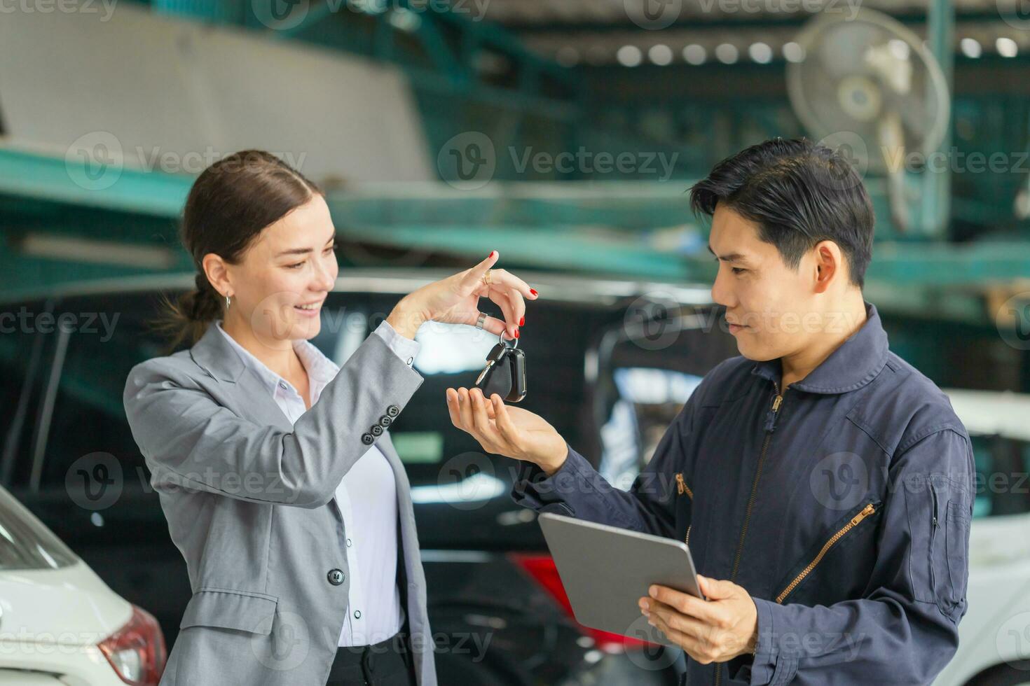 une jeune femme prend une voiture du centre de service automobile. elle est  contente car le travail est parfaitement fait 6407531 Photo de stock chez  Vecteezy