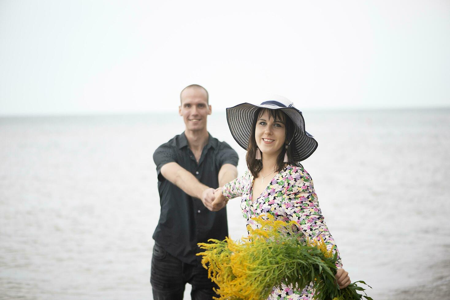 romantique Jeune couple dans l'amour sur le plage photo