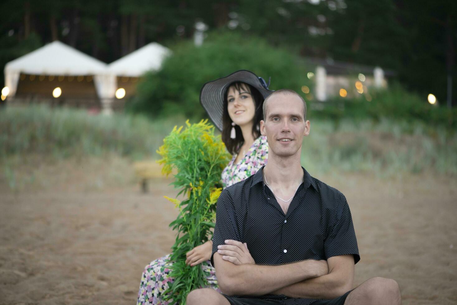 romantique Jeune couple dans l'amour sur le plage photo