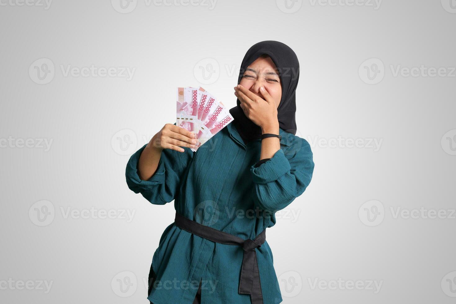 portrait de excité asiatique hijab femme dans décontractée tenue montrant un cent mille roupie. financier et des économies concept. isolé image sur blanc Contexte photo