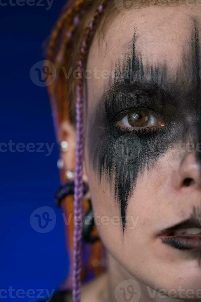 spectaculaire portrait de moitié femelle visage avec horreur noir étape maquillage et dreadlocks coiffure photo