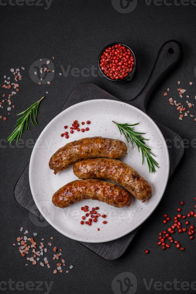 délicieux frit grillé saucisses avec sel, épices et herbes photo