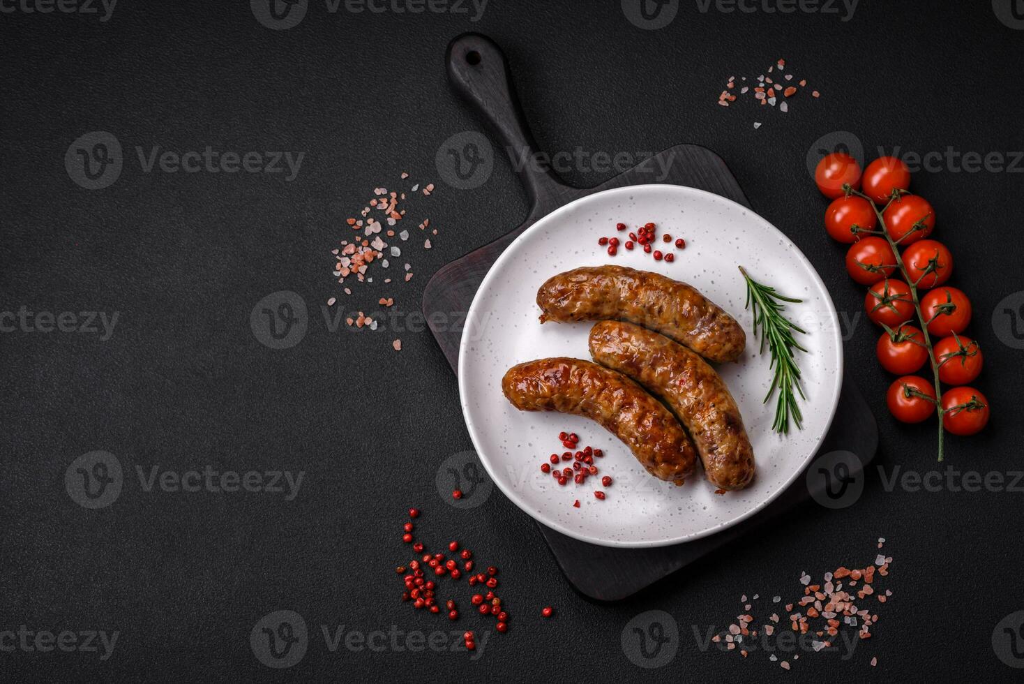 délicieux frit grillé saucisses avec sel, épices et herbes photo