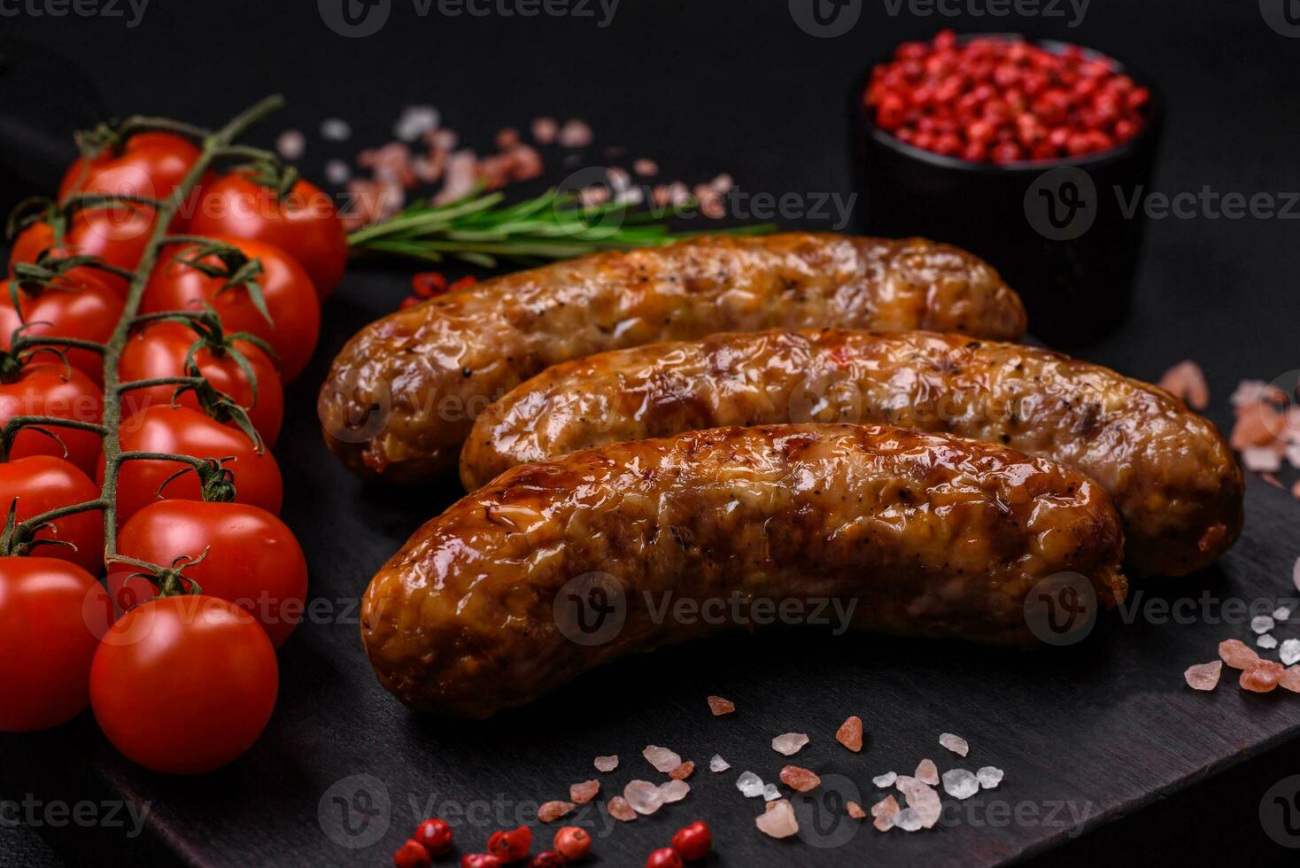 délicieux frit grillé saucisses avec sel, épices et herbes photo