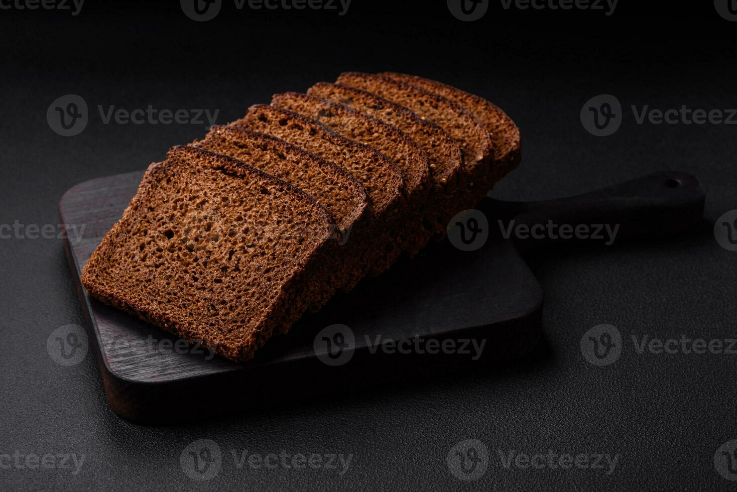 délicieux Frais marron pain avec céréales et des graines tranché sur une en bois Coupe planche photo