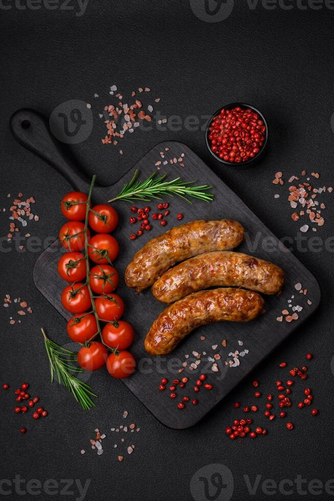 délicieux frit grillé saucisses avec sel, épices et herbes photo