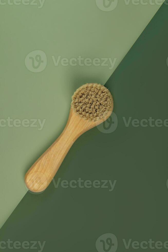 en bois massage brosse cinquième Naturel poil pour le visage exfoliation et sec massage. Naturel matériaux, spa traitement. peau se soucier, durable mode de vie photo