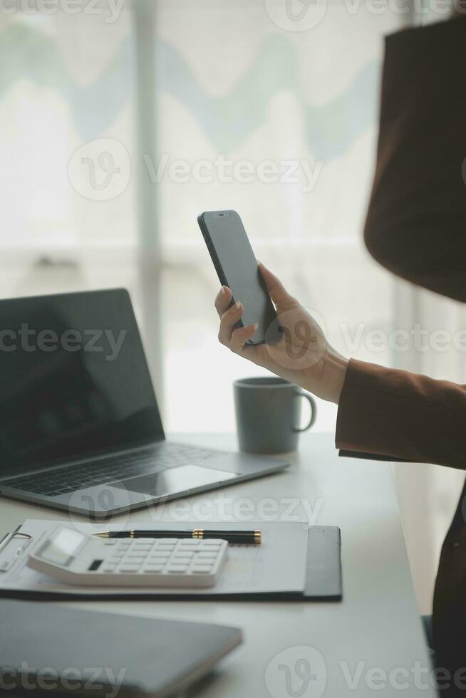 attrayant souriant Jeune asiatique affaires femme travail à Accueil bureau, asiatique femme travail sur portable ordinateur en portant tablette. photo