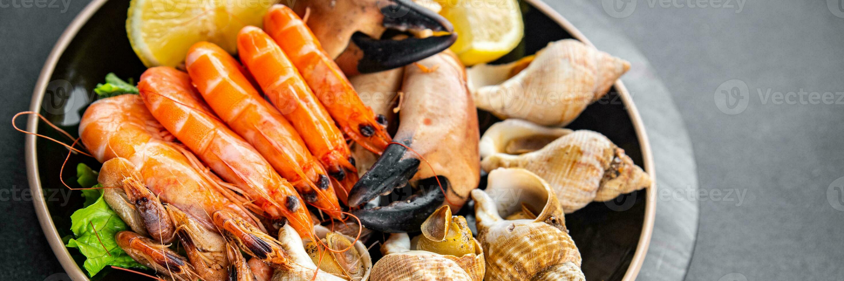 Frais Fruit de mer assiette casse-croûte crevette, Crabe griffe, palourde, rapan, trompette mollusque repas nourriture sur le table copie espace nourriture Contexte rustique Haut vue photo