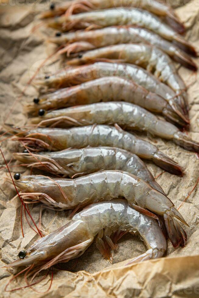 crevettes brut Fruit de mer crevette en bonne santé repas nourriture casse-croûte sur le table copie espace nourriture Contexte rustique Haut vue photo