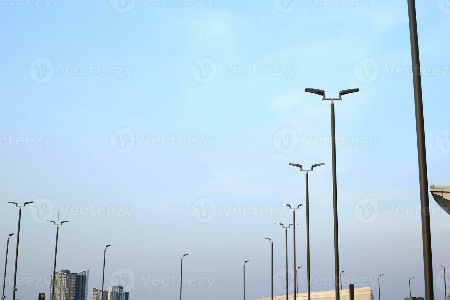 nuages blancs ciel bleu avec fond de lampadaire et bâtiment photo