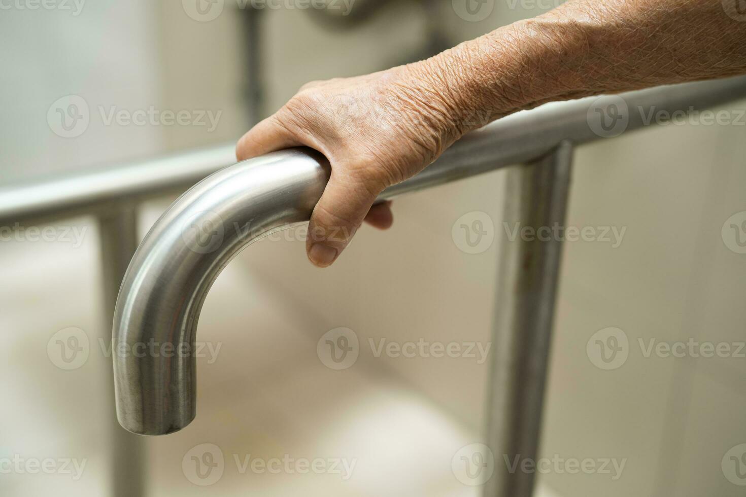 asiatique personnes âgées femme patient utilisation toilette salle de bains manipuler Sécurité dans allaitement hôpital, en bonne santé fort médical concept. photo