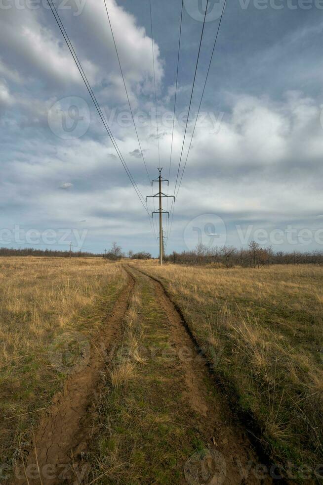 le route s'étire dans le distance. Puissance ligne suivant à le route Aller dans le distance photo